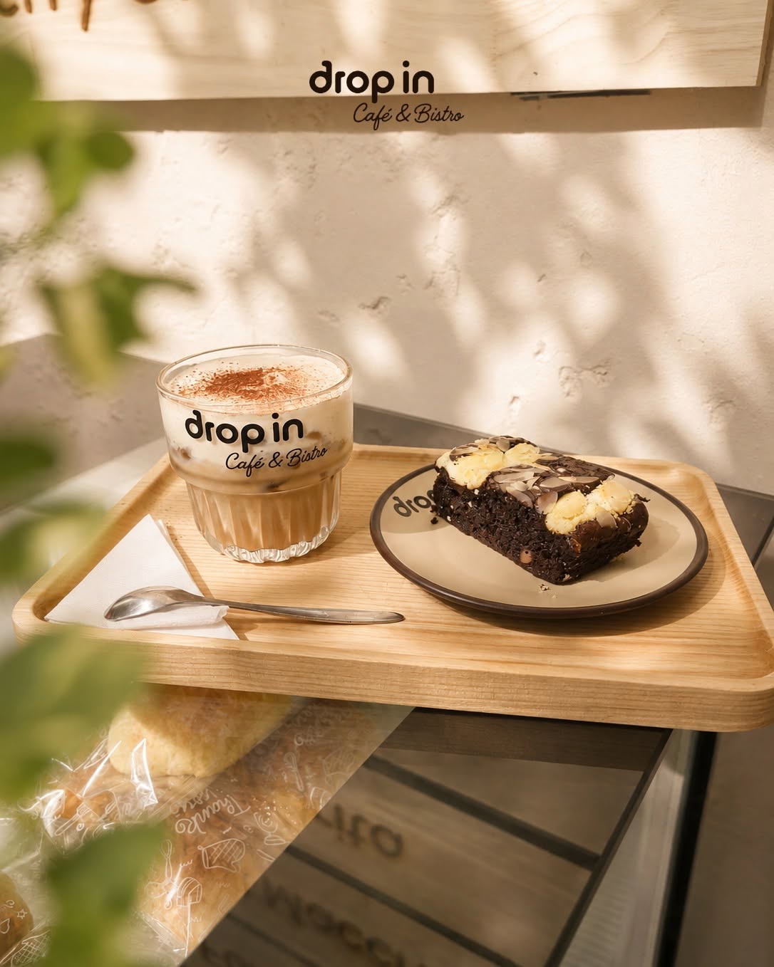 Khám phá Drop In Cafe & Bistro tại Quán Sứ