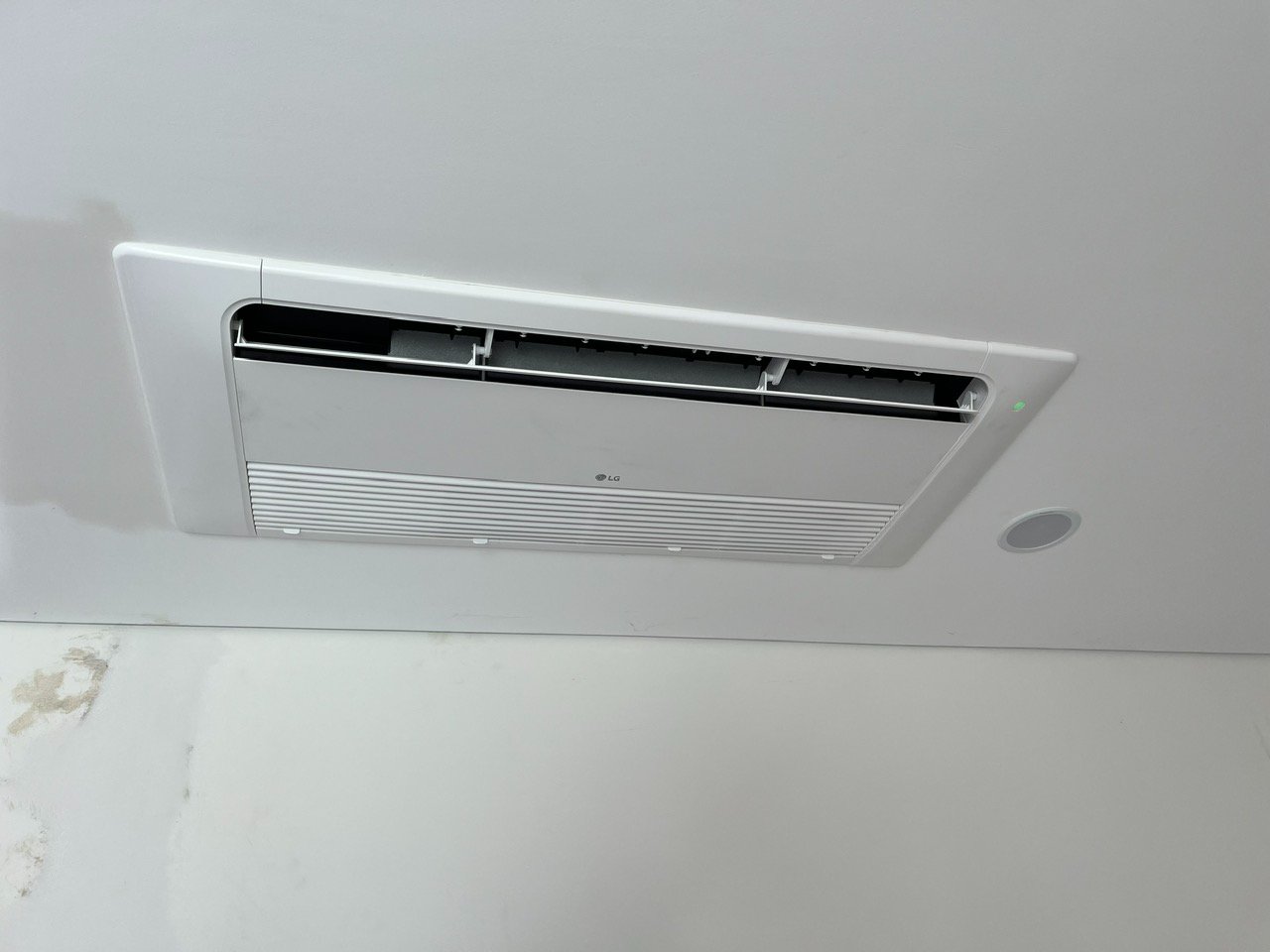 Lắp đặt Máy lạnh âm trần nối ống gió Daikin 2.0hp tại Long An
