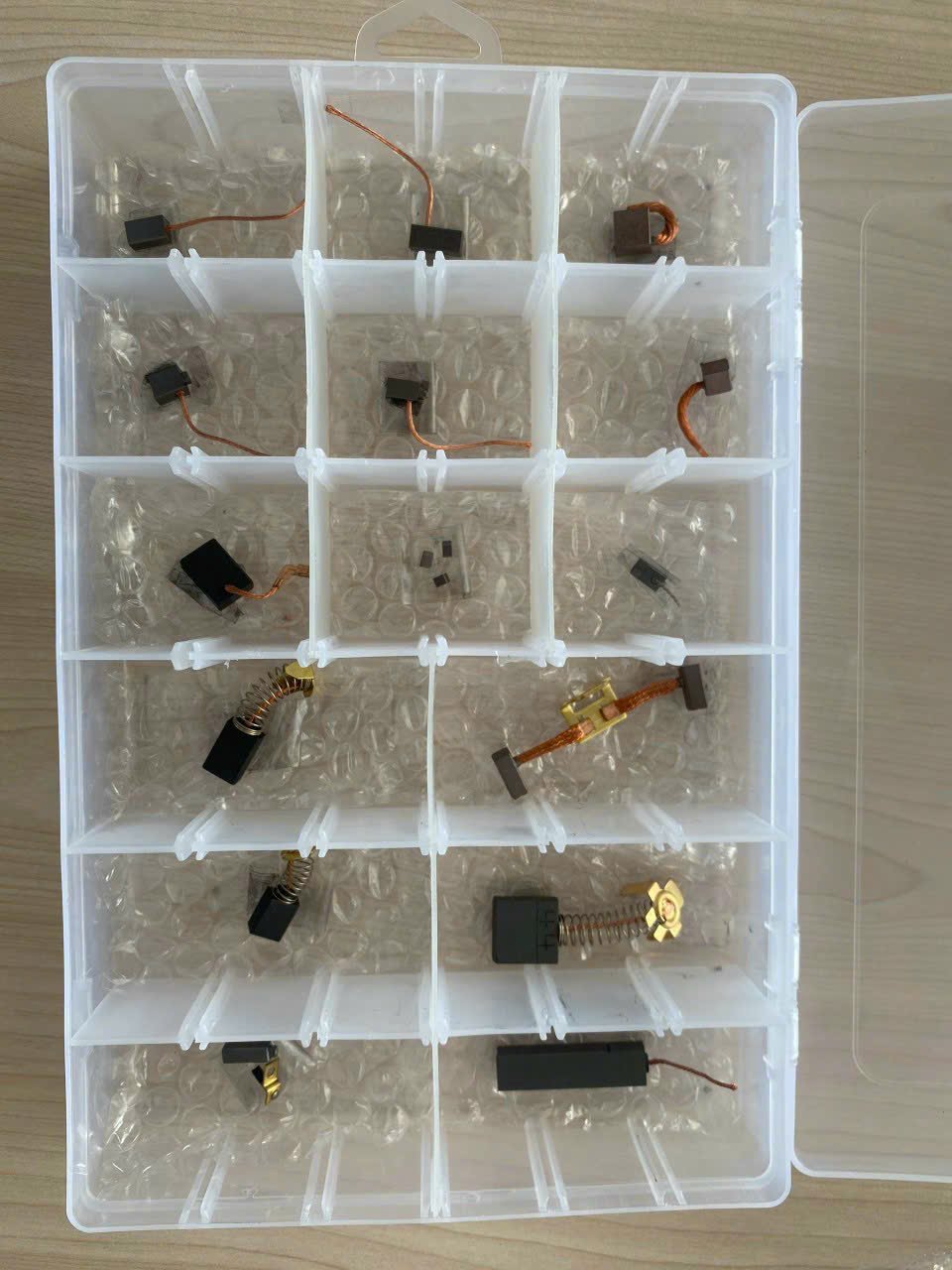 Hiệu Suất Cao, Hao Mòn Thấp – Bí Quyết Từ Chổi Than Cao Cấp”