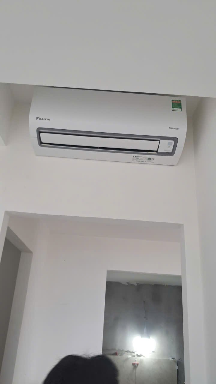 Máy lạnh Treo Tường Daikin Inverter 2 HP FTKM50AVMV/RKM50AVMV