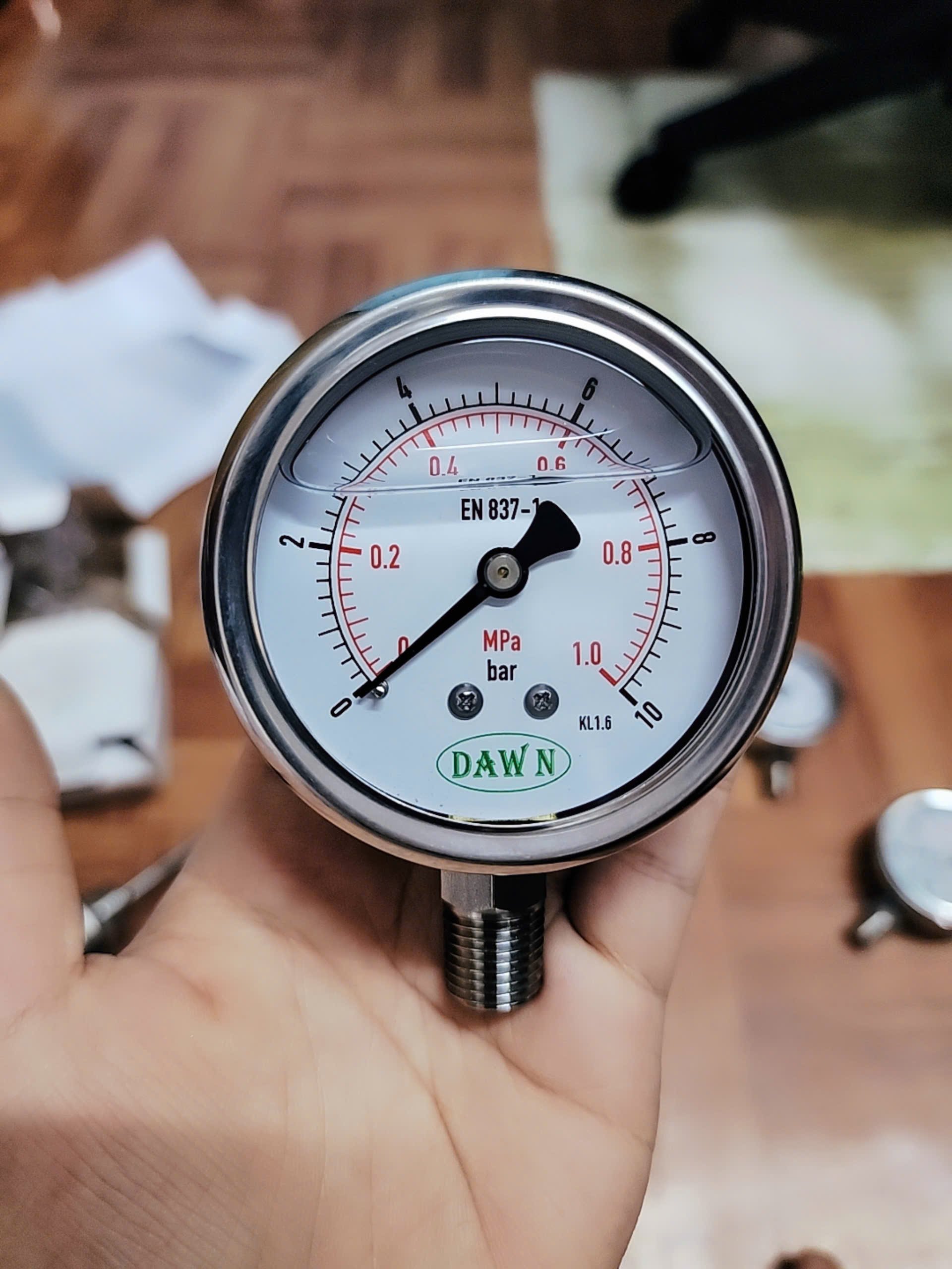 Ưu điểm của đồng hồ áp suất chính hãng so với đồng hồ áp suất rẻ