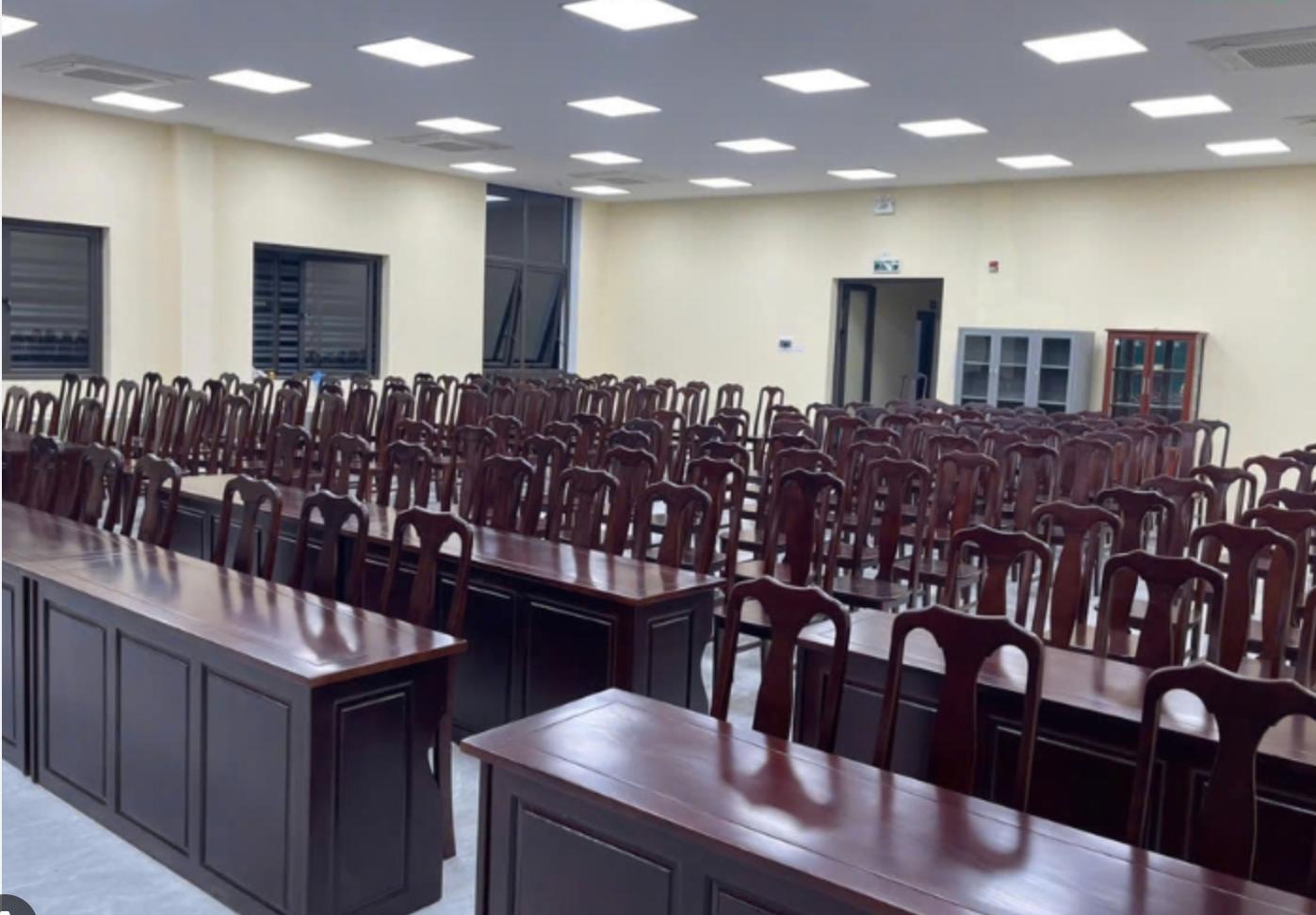 Ghế hội trường gỗ tự nhiên có tốt không?