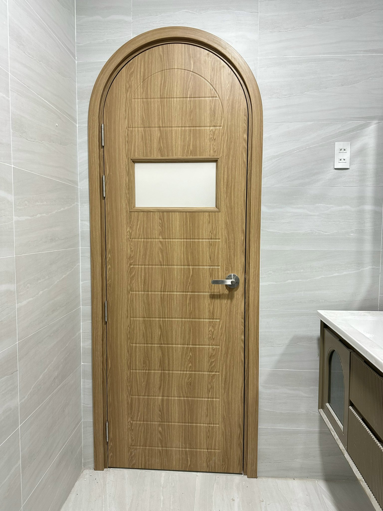 Giá cửa vòm Composite tại Bình Thạnh – TP. HCM